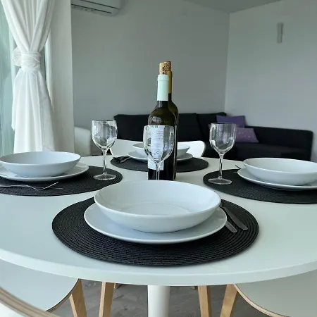Axenic Retreat - Panoramic Ocean View, Sleeps 4, Ensuite Bathroom, New Redesign *