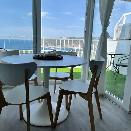 Axenic Retreat - Panoramic Ocean View, Sleeps 4, Ensuite Bathroom, New Redesign Apartment