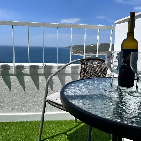 Axenic Retreat - Panoramic Ocean View, Sleeps 4, Ensuite Bathroom, New Redesign Apartment