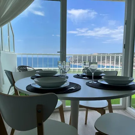 Axenic Retreat - Panoramic Ocean View, Sleeps 4, Ensuite Bathroom, New Redesign Apartment