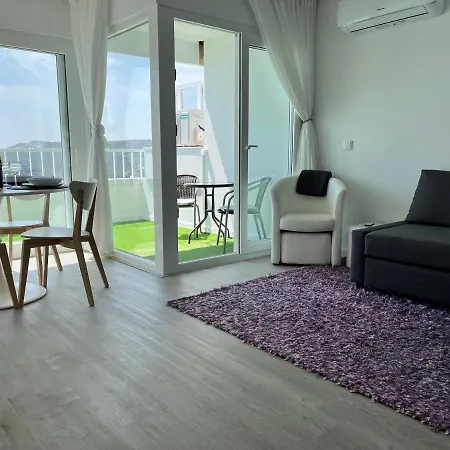 Axenic Retreat - Panoramic Ocean View, Sleeps 4, Ensuite Bathroom, New Redesign Apartment *