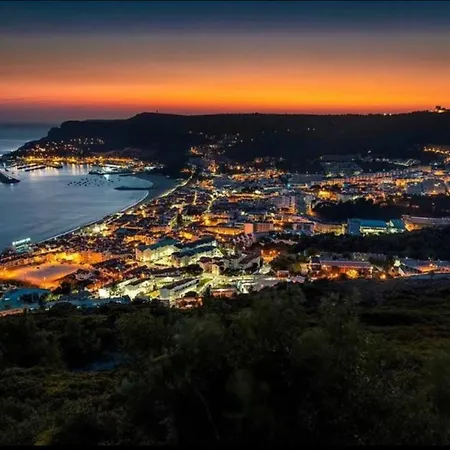 Axenic Retreat - Panoramic Ocean View, Sleeps 4, Ensuite Bathroom, New Redesign Apartment Sesimbra