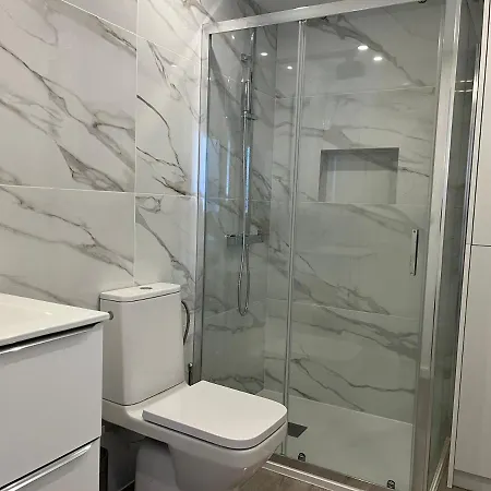 Axenic Retreat - Panoramic Ocean View, Sleeps 4, Ensuite Bathroom, New Redesign