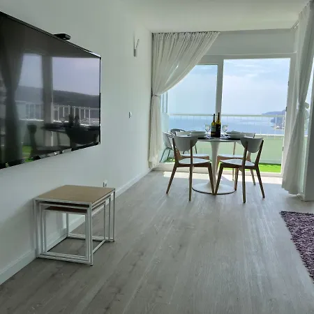 Axenic Retreat - Panoramic Ocean View, Sleeps 4, Ensuite Bathroom, New Redesign Apartment *